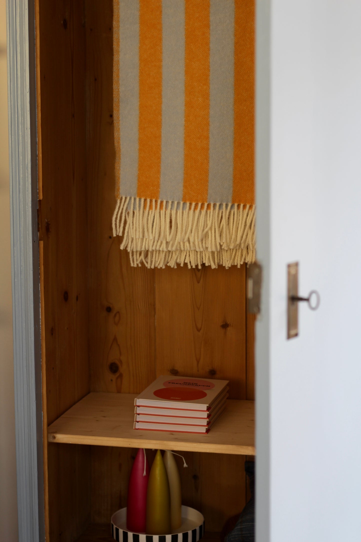 Antiker Kleider-/Gaderobenschrank ~ Himmelblau