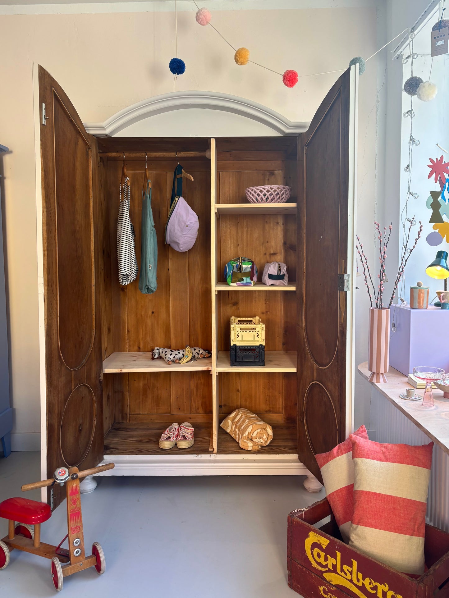 antiker Kleiderschrank/ Gaderobenschrank in weiß mit rosa 🌸