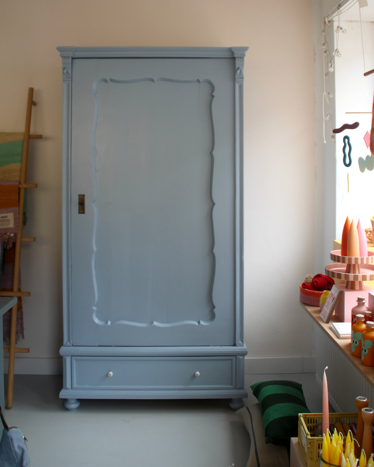 Antiker Kleider-/Gaderobenschrank ~ Himmelblau