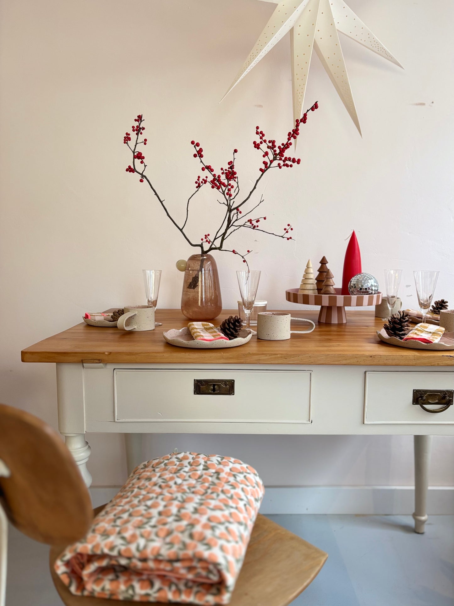 antiker Tisch mit Schubladen - schaded white/ Kirschholz