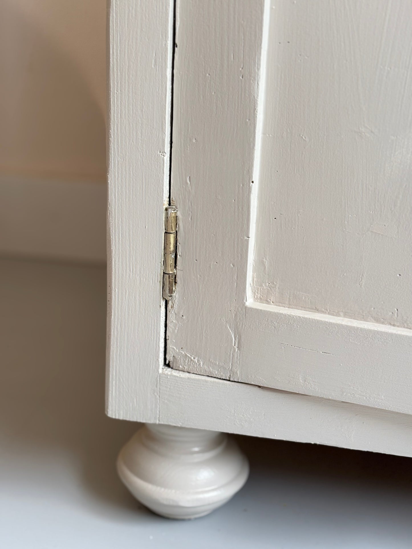 Antike Vitrine ~ vintage weiß/ hellblaugrau