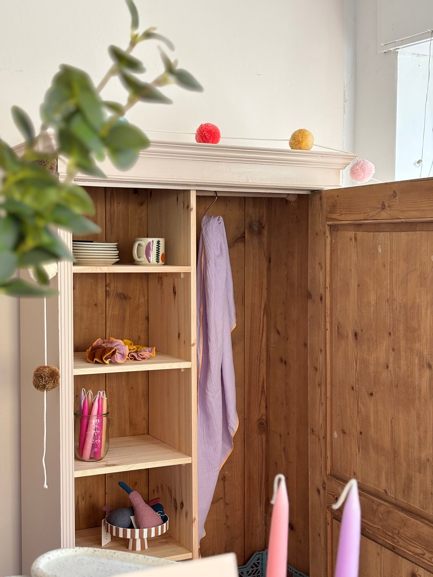 antiker eintürger Kleiderschrank ~ Apricot