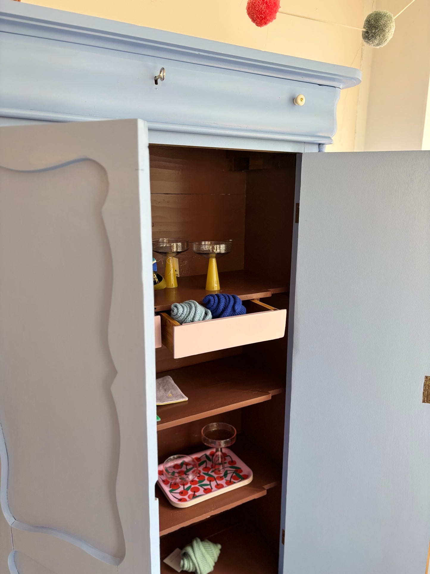 antiker kleiner Schrank/ Vertiko in Wolkenblau