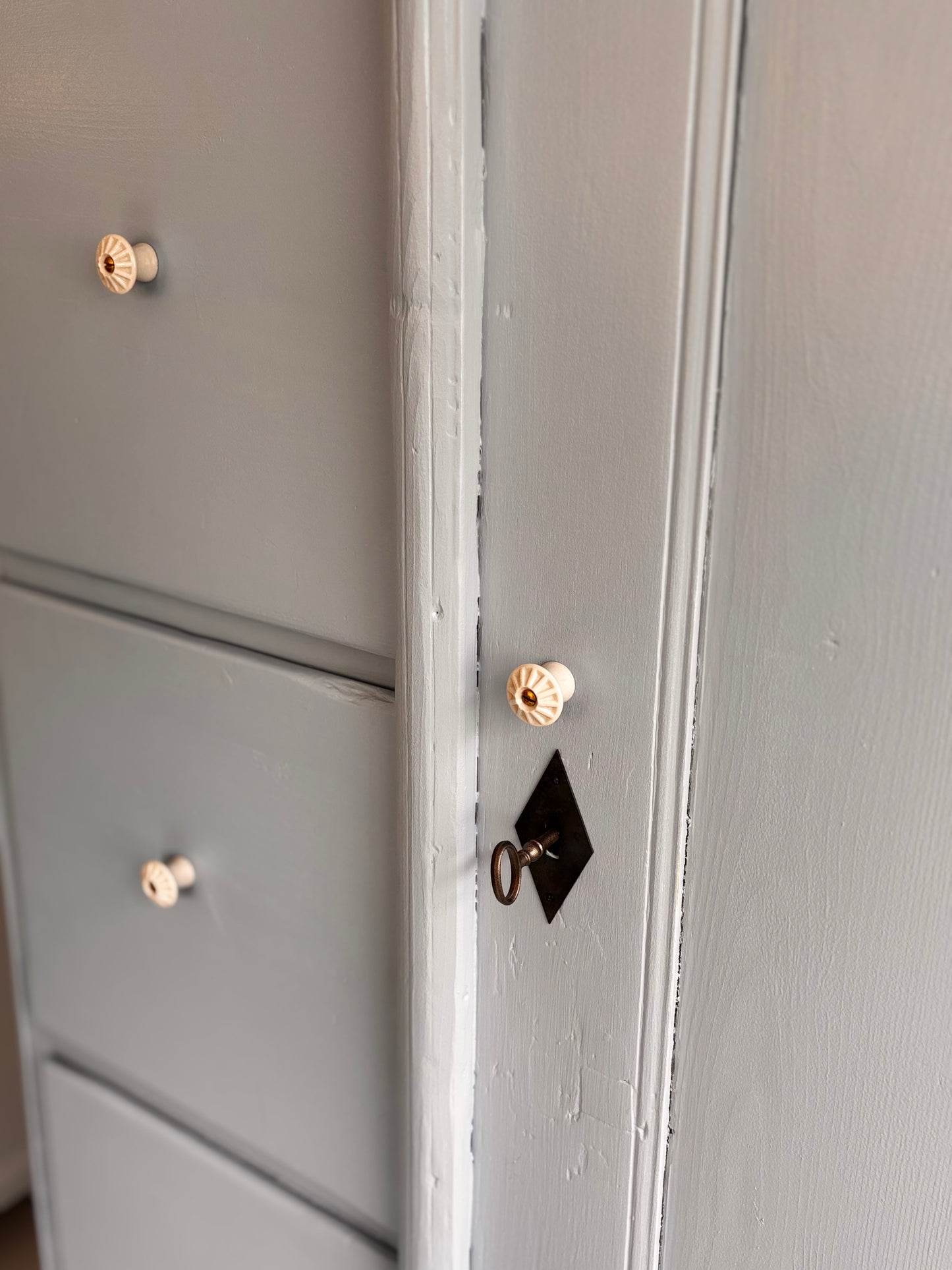 großer antiker Brotschrank ~ himmelblau