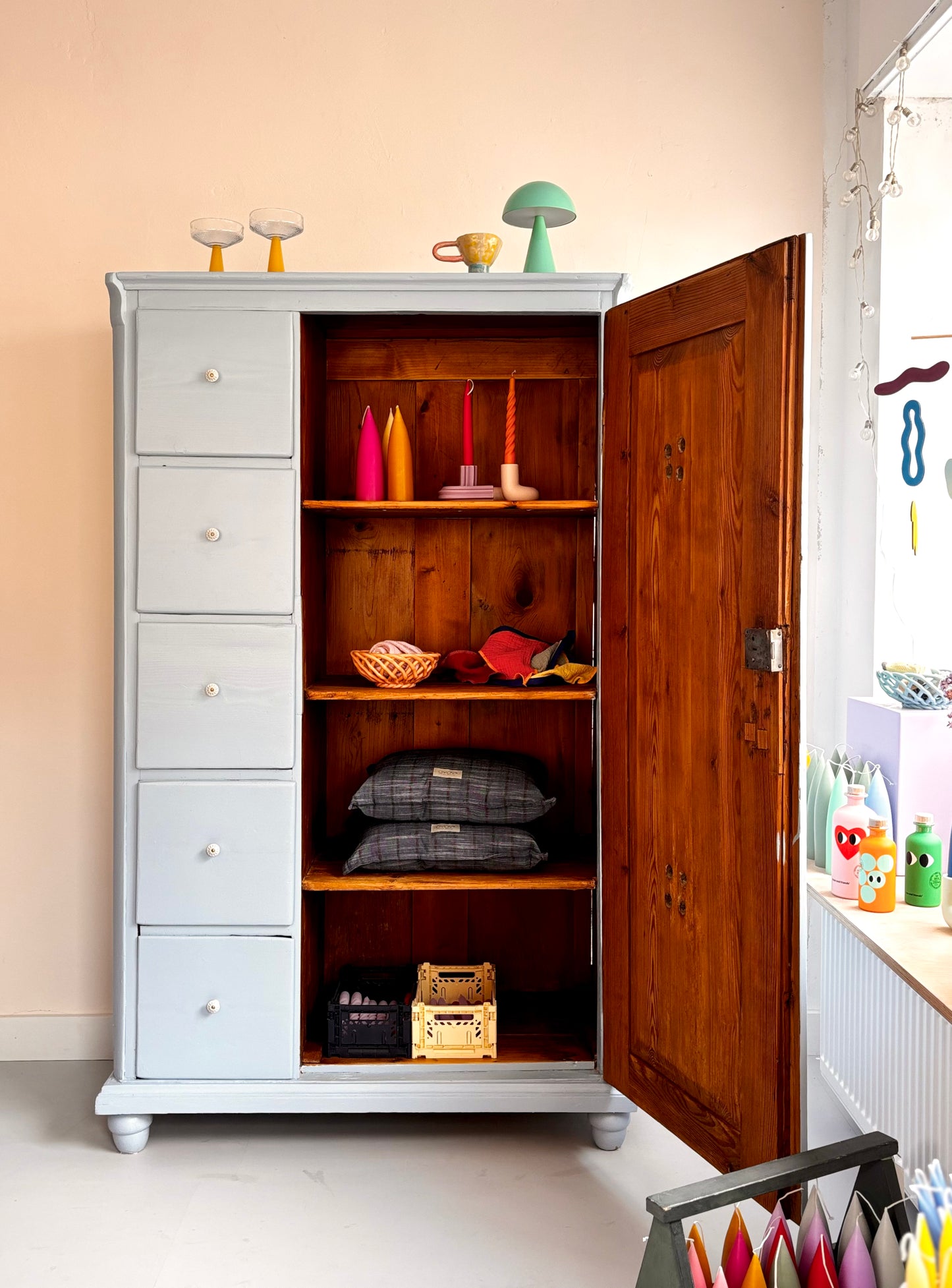 großer antiker Brotschrank ~ himmelblau