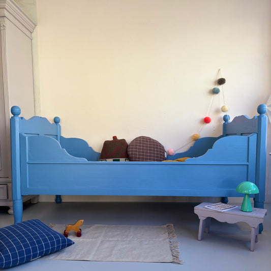 Antikes Bett - Kornblumenblau