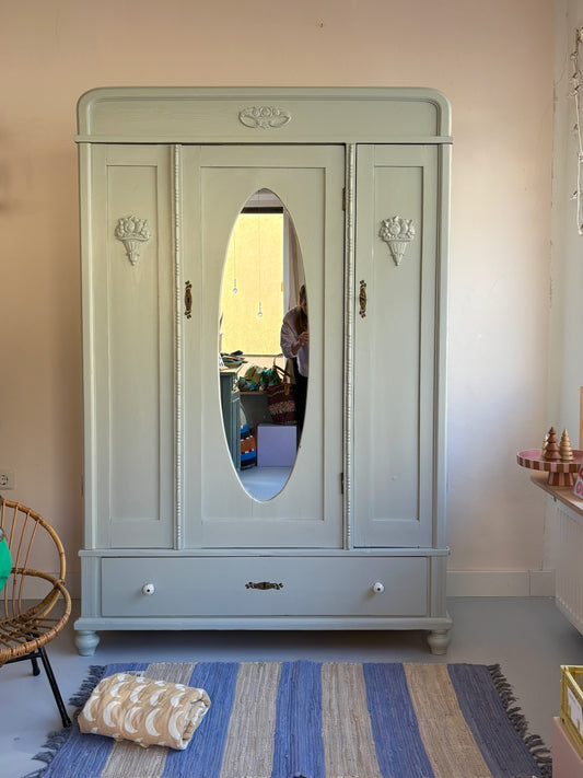 RESERVIERT FÜR R. antiker Kleiderschrank mit ovalem Spiegel ~ light blue