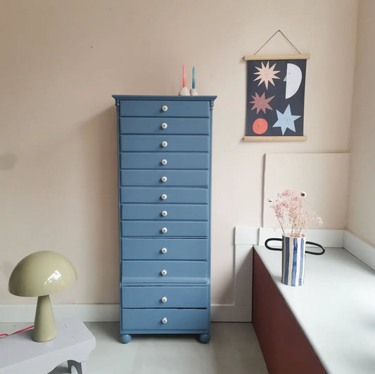 hübscher Schubladenschrank in le bleu