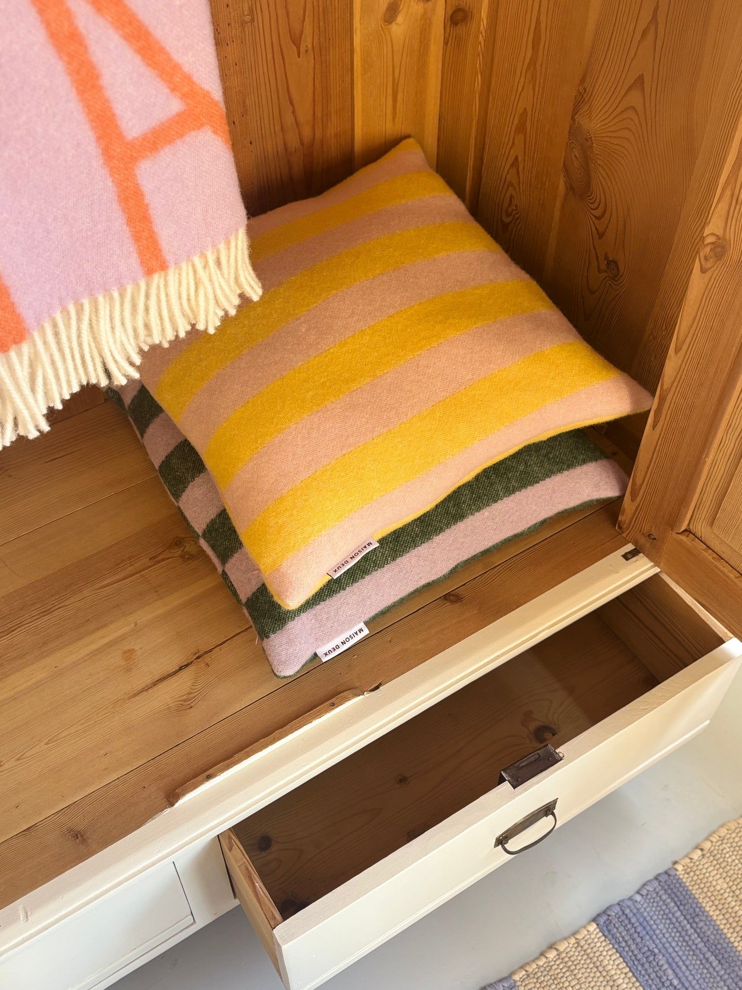antiker Steckschrank mit kleinen Spiegeln ~ schoolhouse white