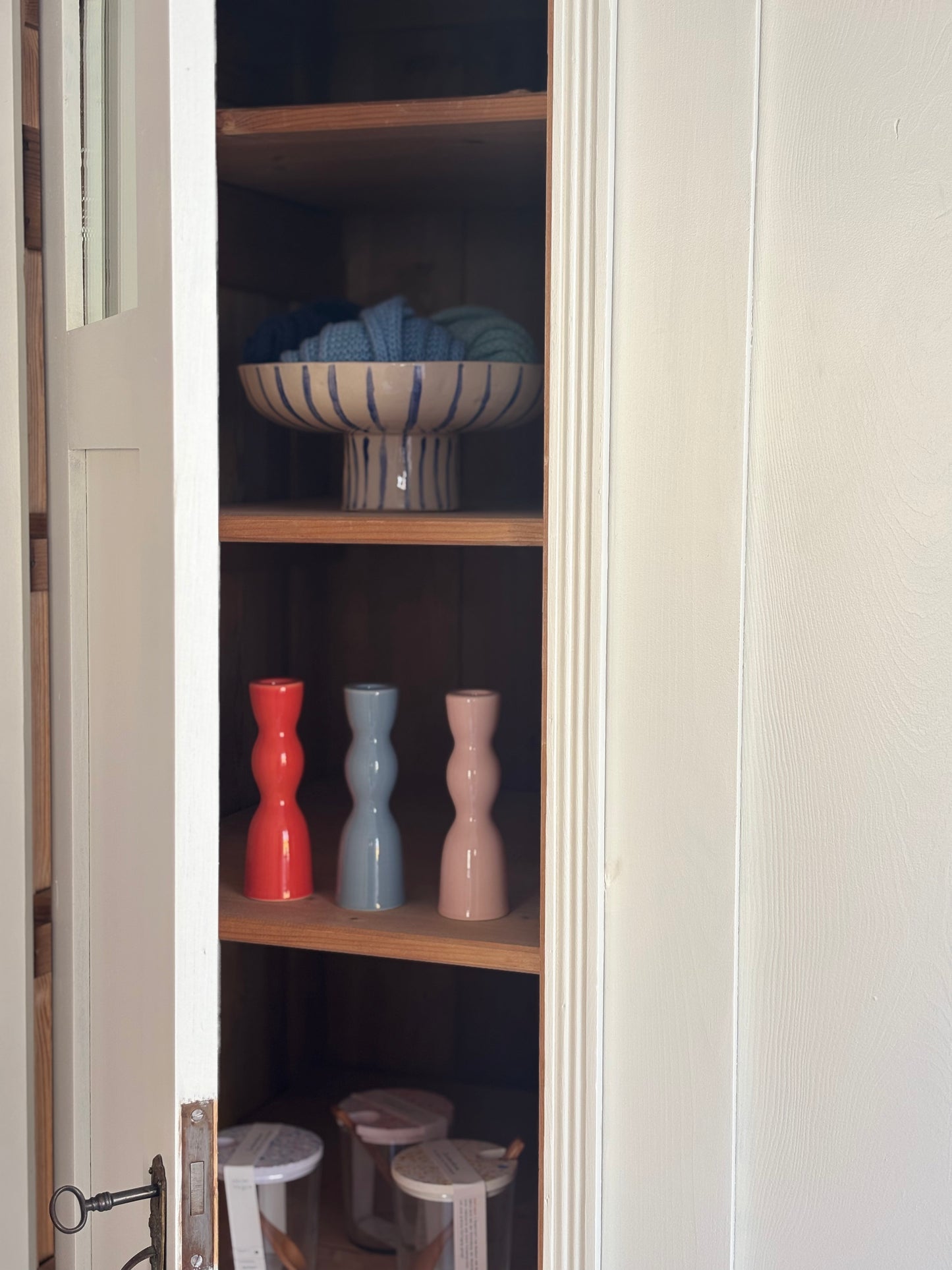 antiker Steckschrank mit kleinen Spiegeln ~ schoolhouse white