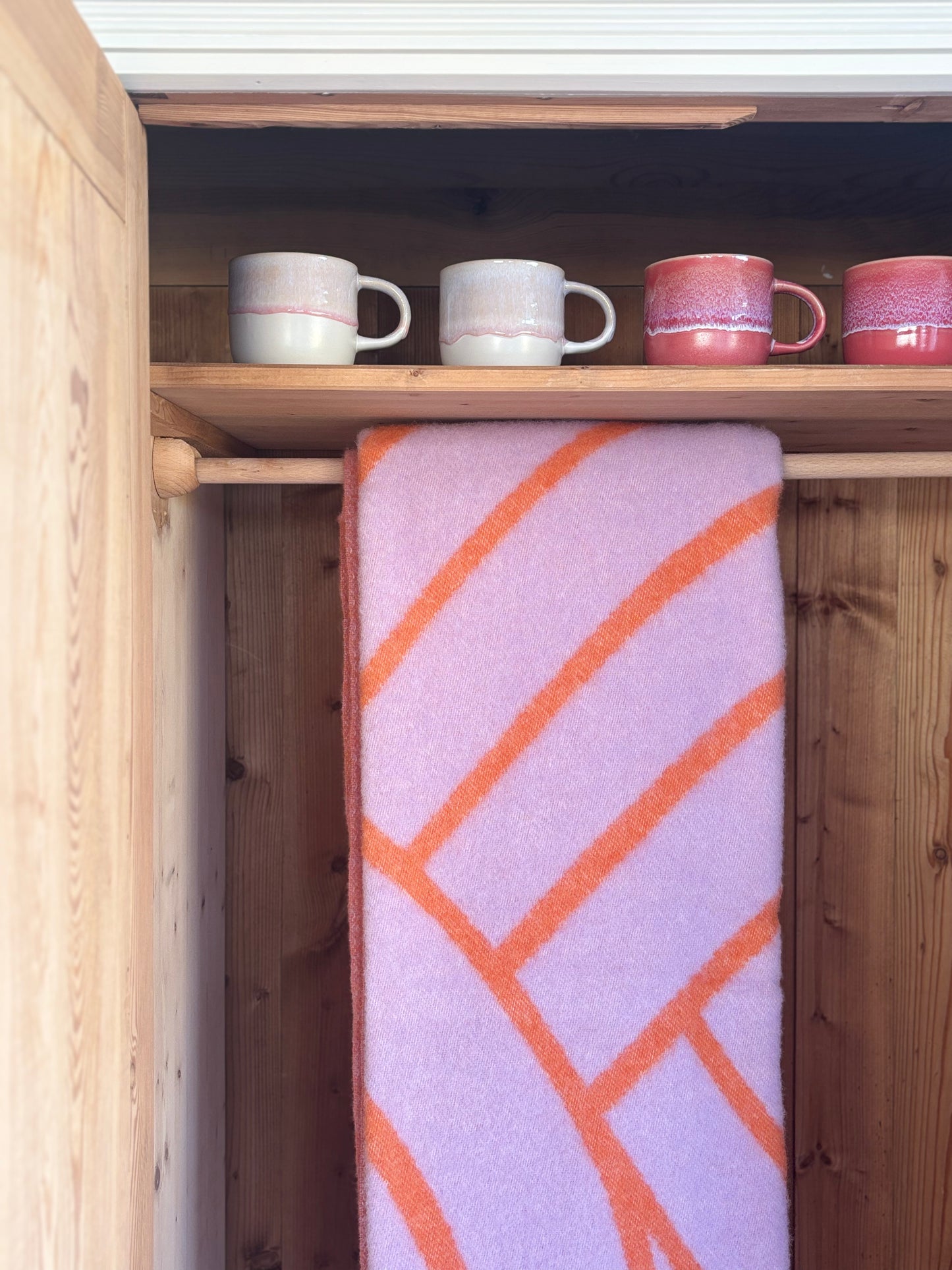 antiker Steckschrank mit kleinen Spiegeln ~ schoolhouse white