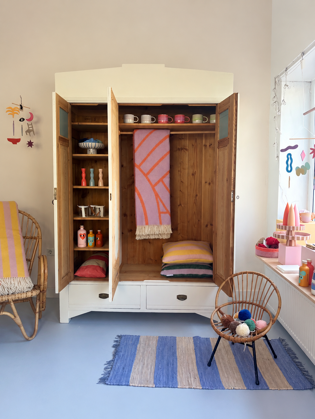 antiker Steckschrank mit kleinen Spiegeln ~ schoolhouse white