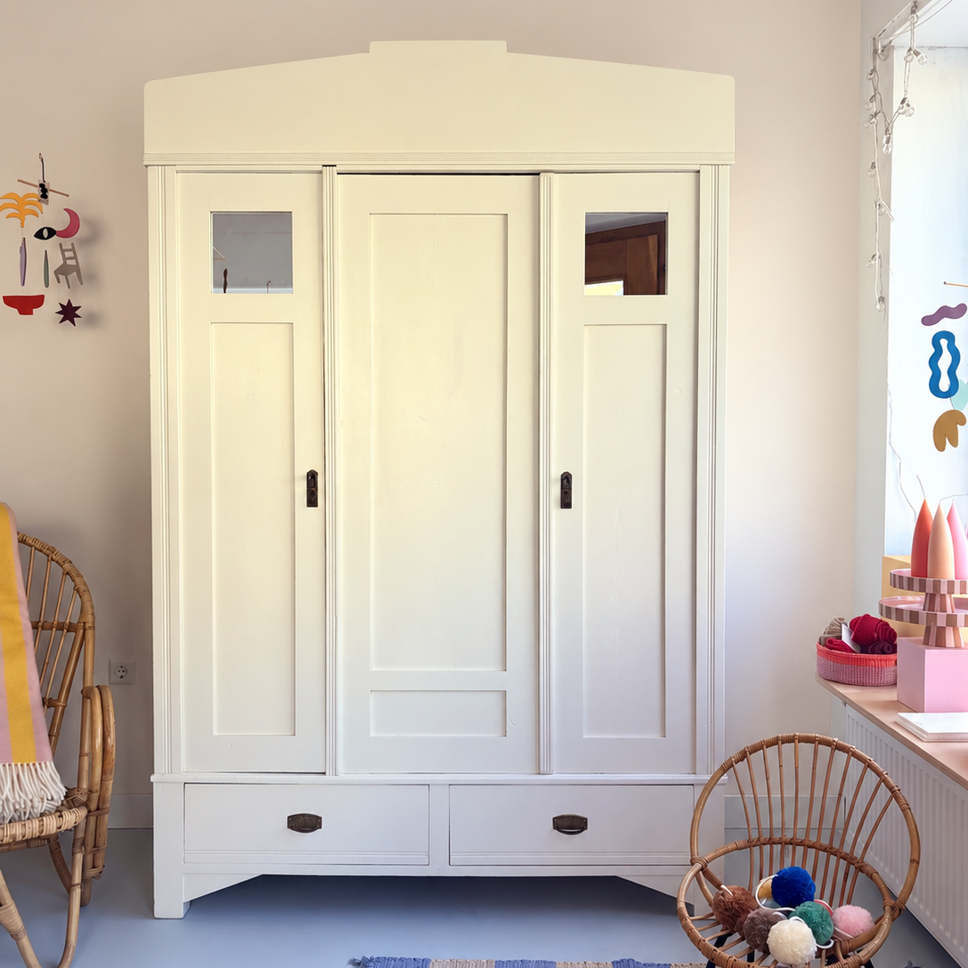 antiker Steckschrank mit kleinen Spiegeln ~ schoolhouse white