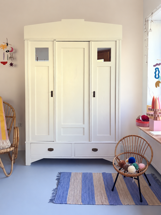 antiker Steckschrank mit kleinen Spiegeln ~ schoolhouse white