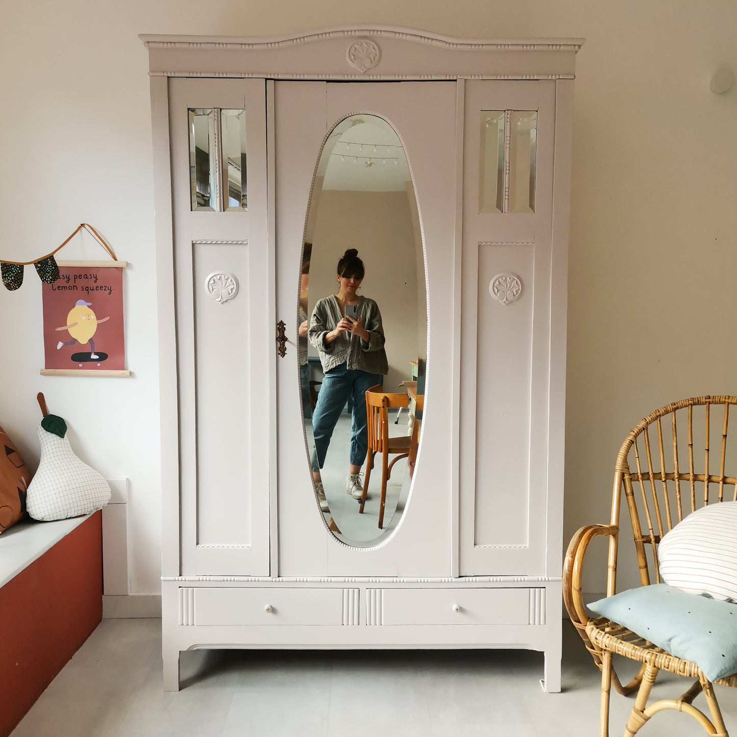 Antiker rosa Spiegelschrank