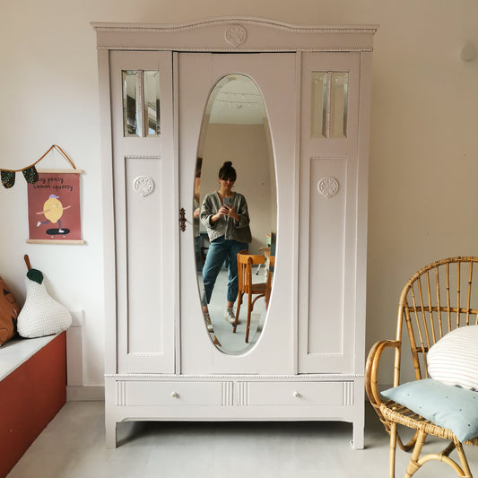 Antiker rosa Spiegelschrank
