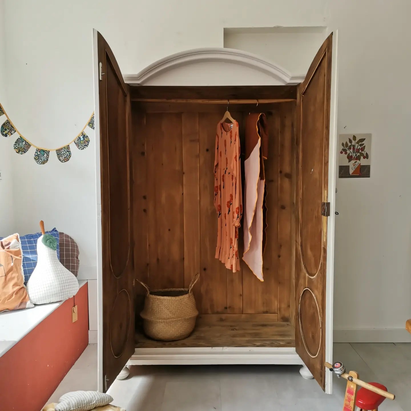 antiker Kleiderschrank/ Gaderobenschrank in zartem Rosa 🌸