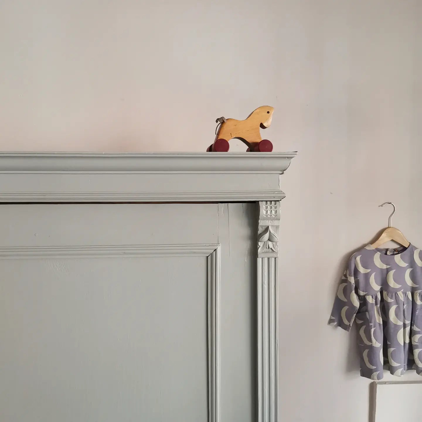 Reserviert. antiker eintüriger Schrank - grau