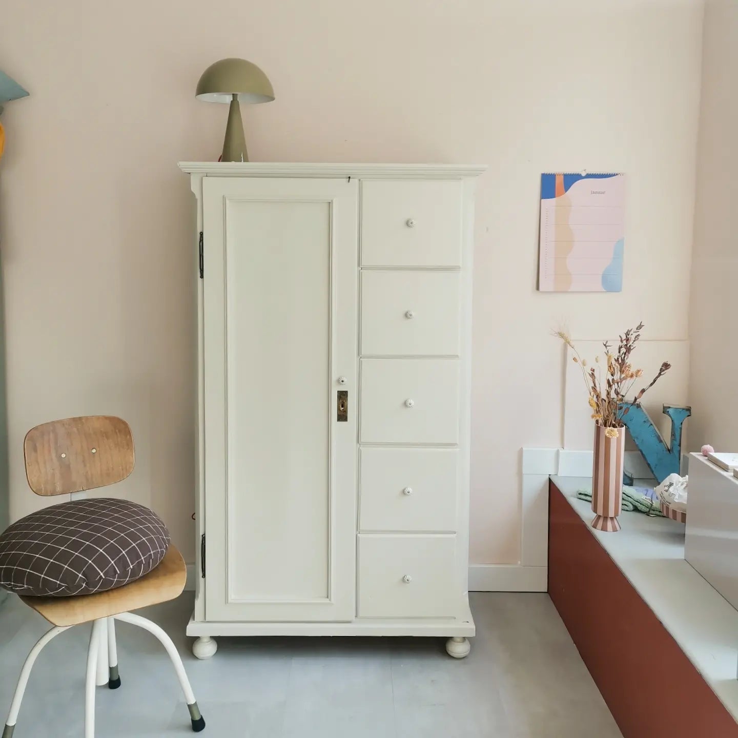 weißer vintage Brotschrank