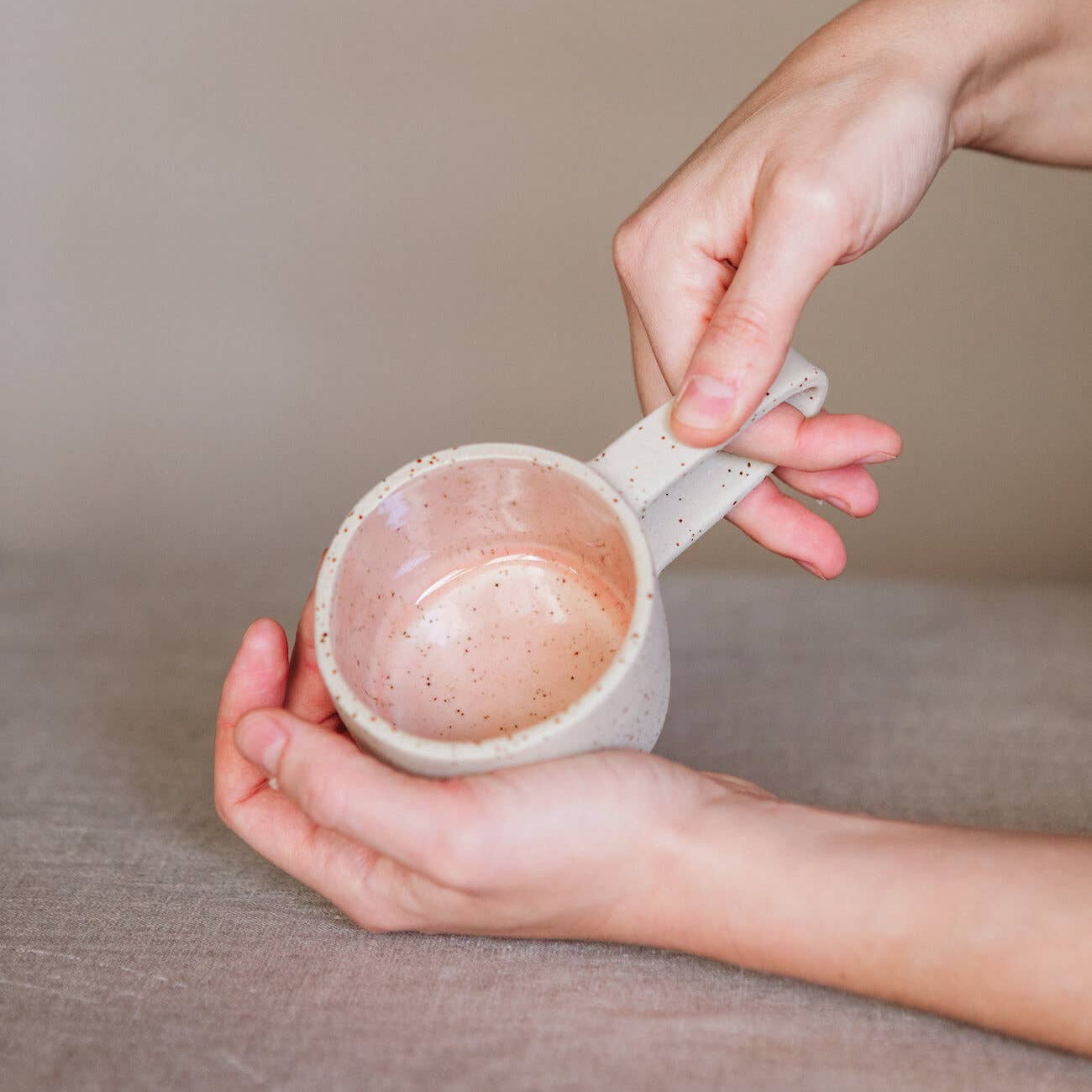 Lattebecher aus Steinzeug mit großem Henkel: Pink