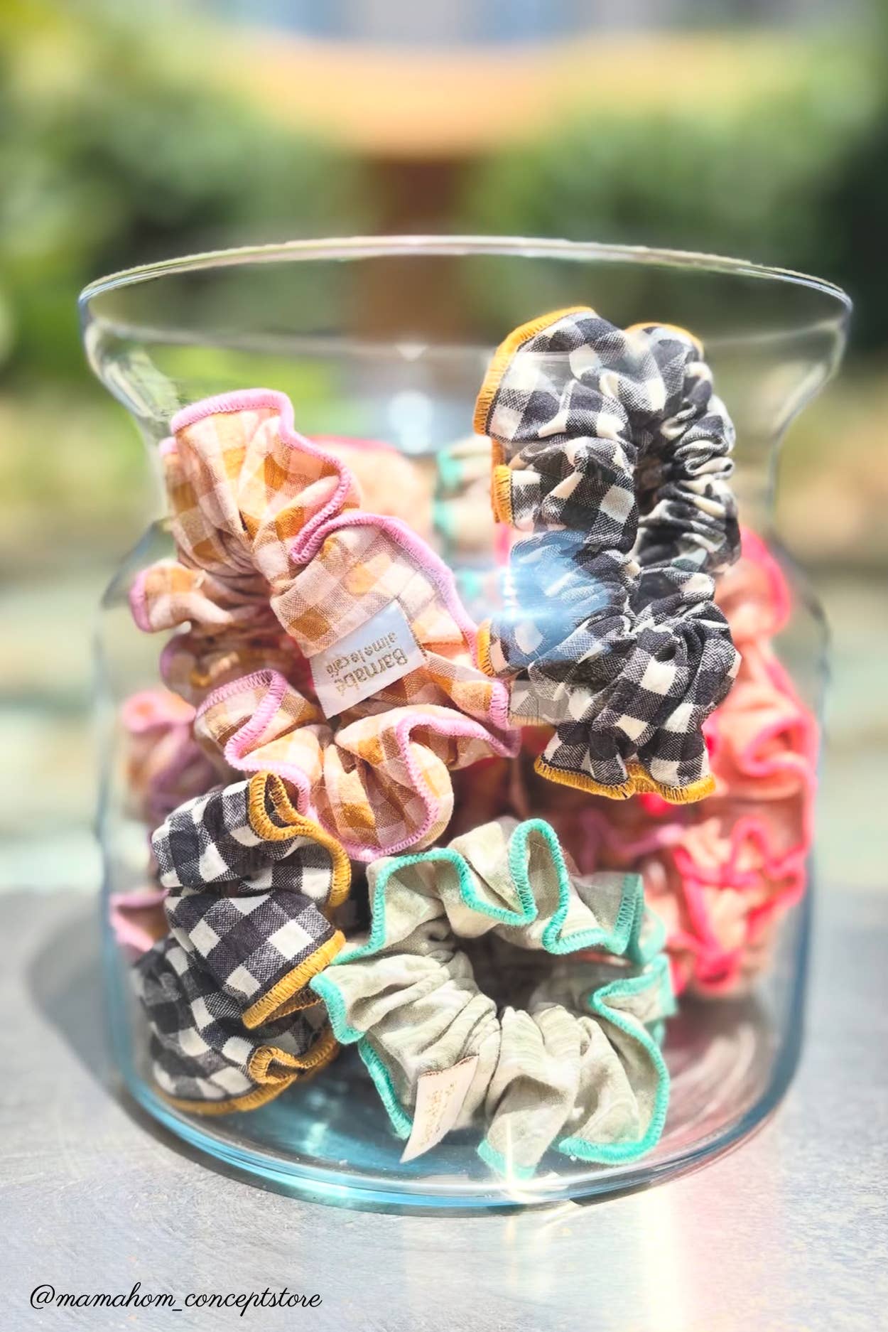 Vichy-Stoff-Haargummi mit kontrastierendem Overlockstich: Mandelgrün