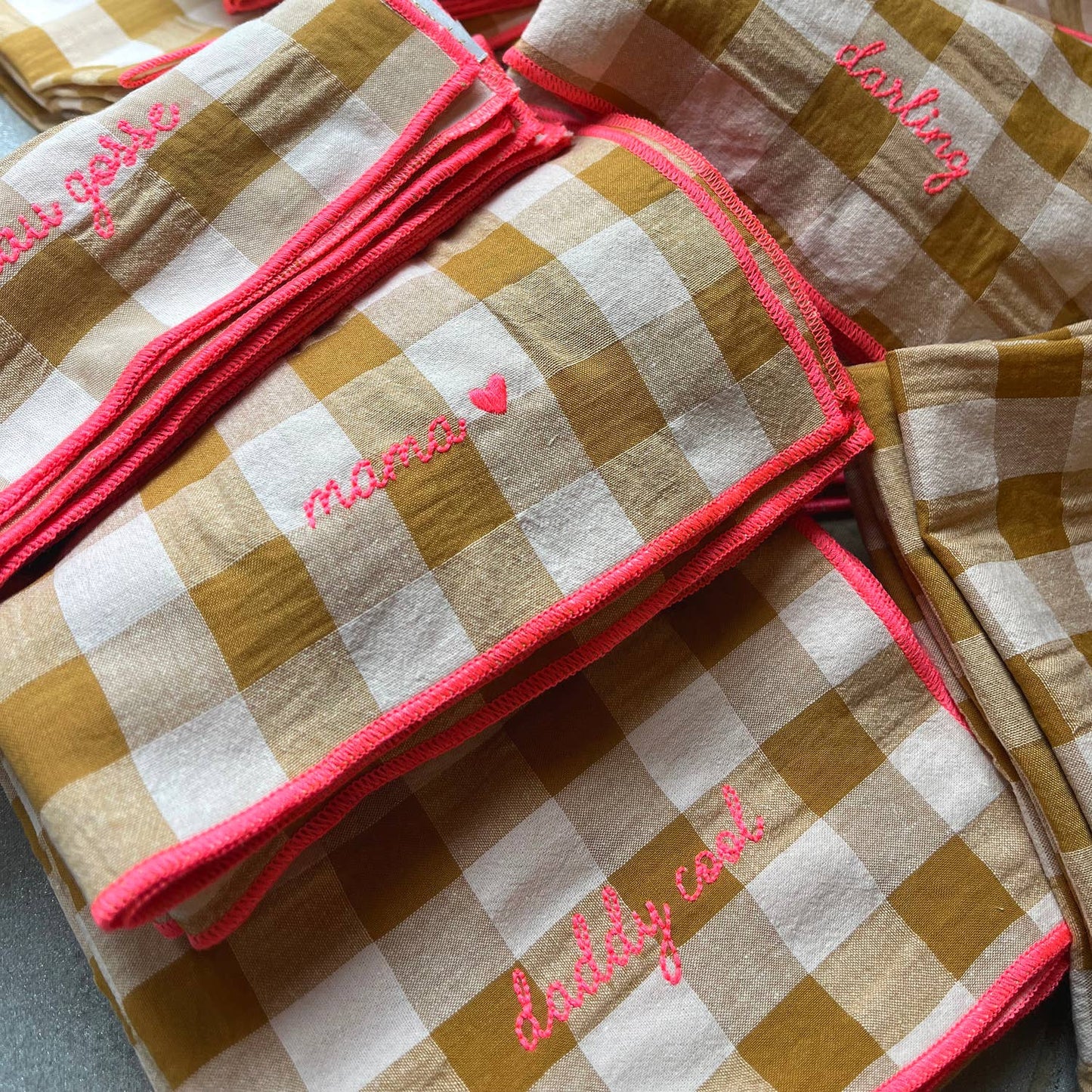 Gichy-Servietten mit Schottenmuster und Stickereien: Salbei Liebe