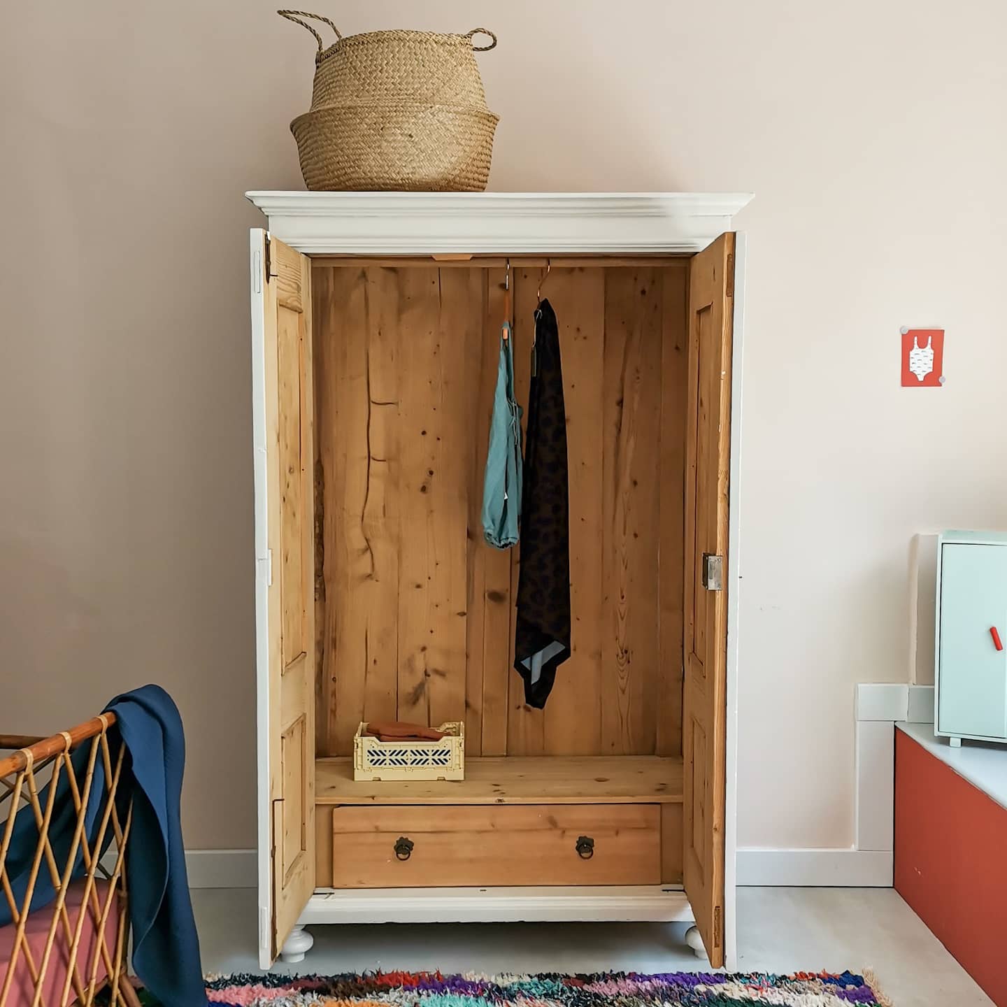 antiker Kleiderschrank mit Schublade - cremeweiß