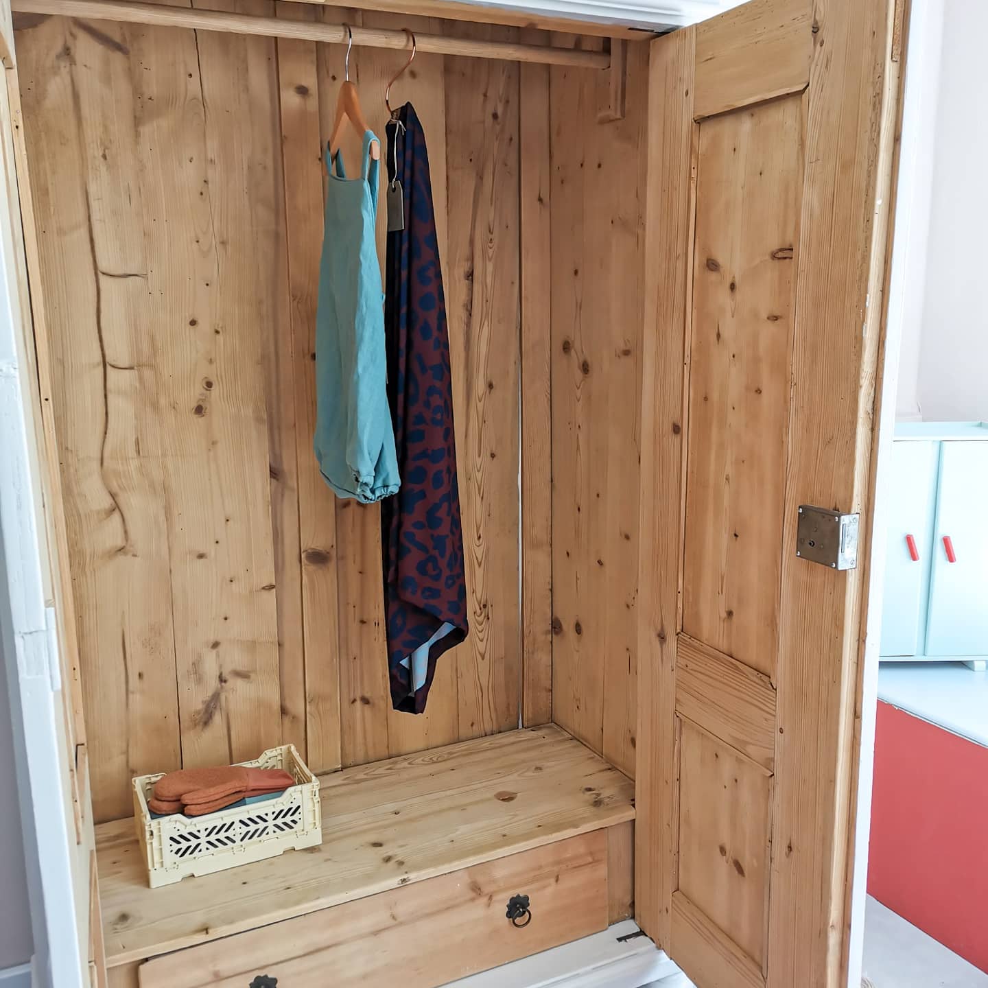 antiker Kleiderschrank mit Schublade - cremeweiß
