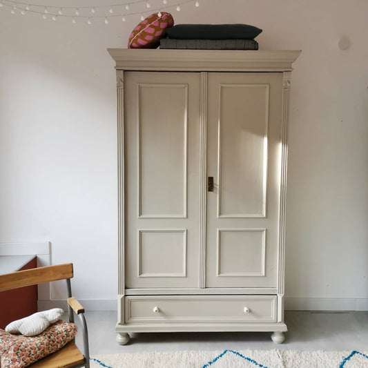 Alter Kleiderschrank in Sand