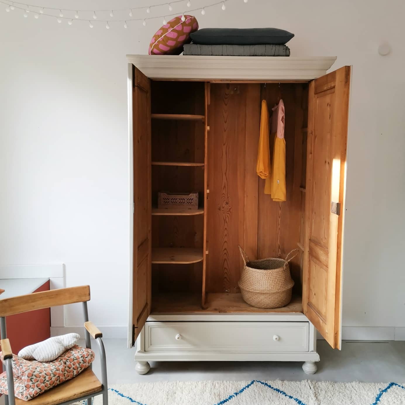 Alter Kleiderschrank in Sand