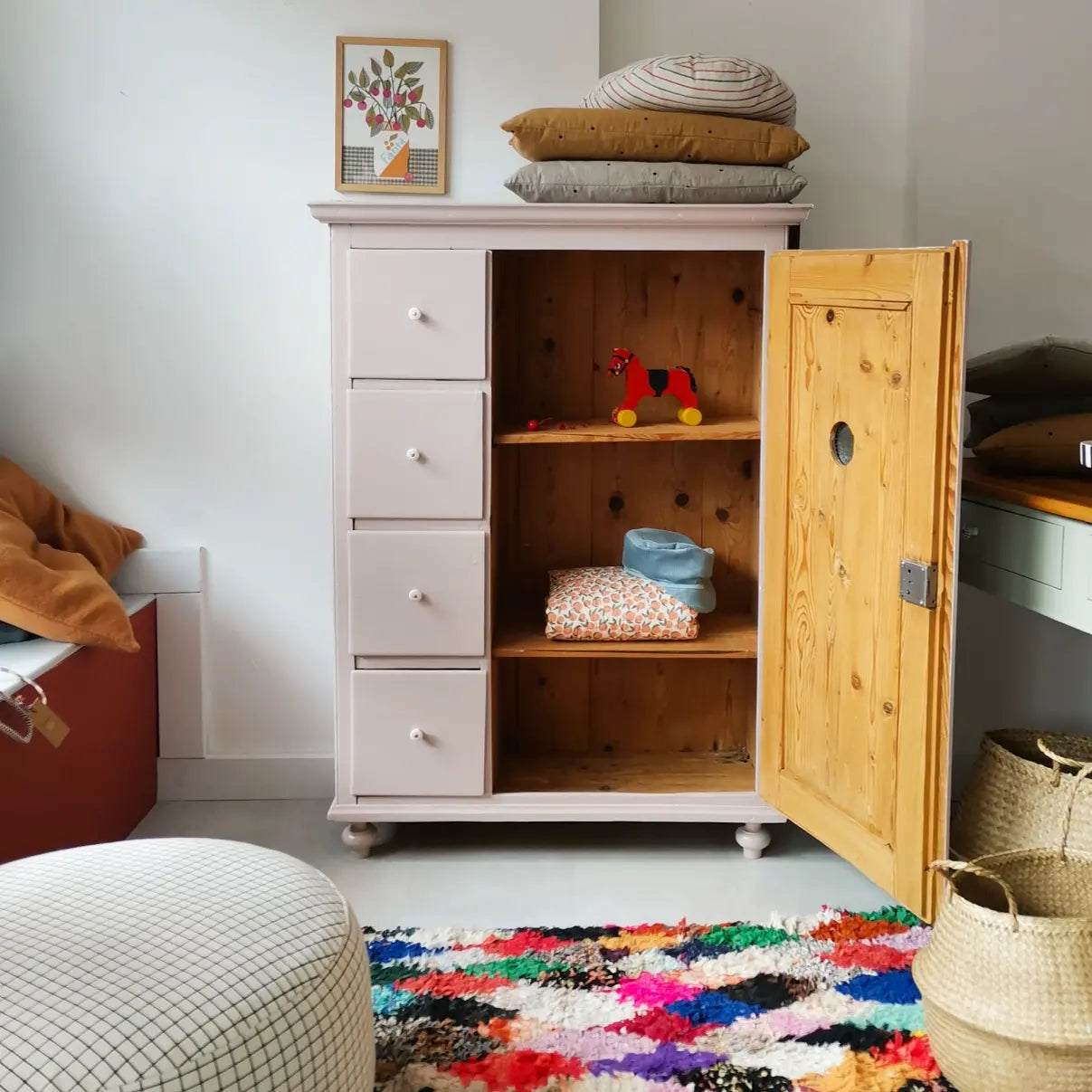 antiker Brotschrank in dezentem rosa