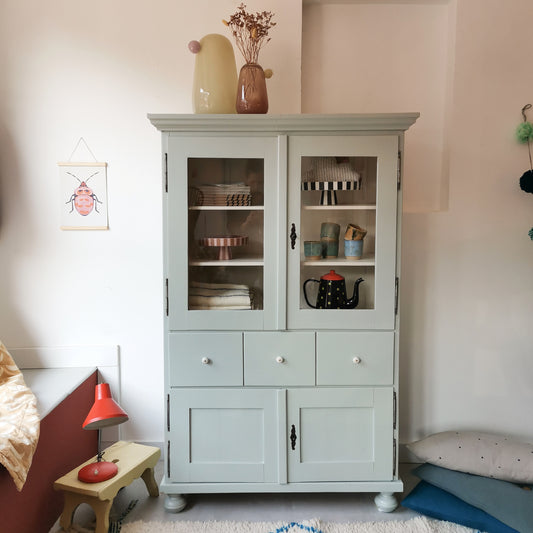 antiker hübscher Vitrinenschrank