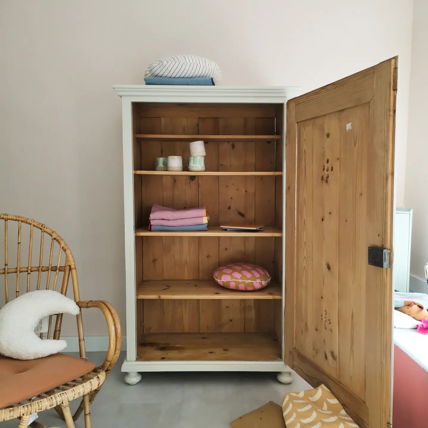 antiker Brotschrank - shaded white